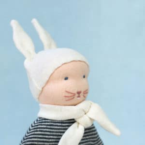 petit lapin bleu, un doudou à faire soi-même présentant un modelage de tête selon la technique des poupées Waldorf