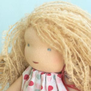 Bergamote, poupée Waldorf avec cheveux bouclés réalisés avec la laine Dolly Mo