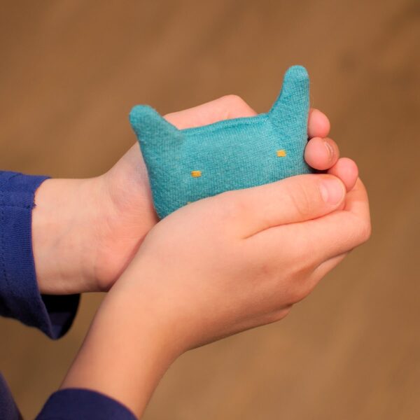 chat chauffe-mains, mini bouillotte réchauffant les mains d'un enfant