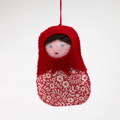 Petite poupée russe rouge, un kit Pique & Colegram