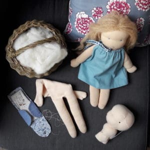 Atelier en ligne, en direct, proposé par Pique & Colegram, pour réaliser ensemble nos modèles, en particulier nos poupées Waldorf, comme Violette poupée Waldorf