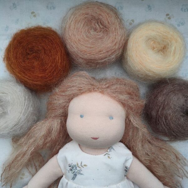Laine ombelle, une laine adaptée pour les cheveux des poupées Waldorf