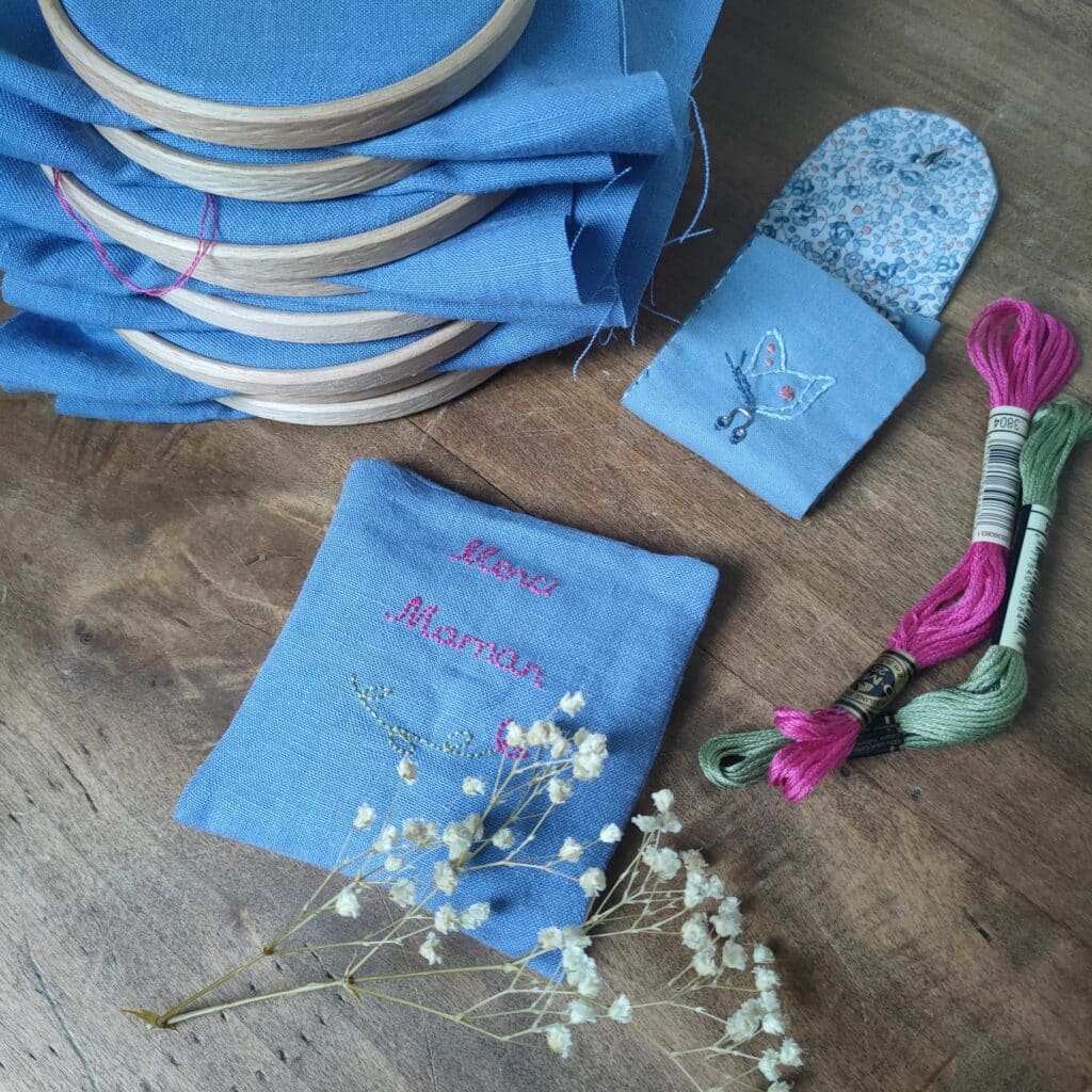 Pique & Colegram donne des cours de broderie dans les établissements scolaires.