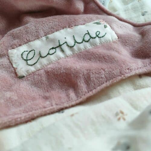 Pique & Colegram réalise pour vous des broderies personnalisées sur nos modèles et sur vos supports comme un doudou brodé au prénom de votre bébé.
