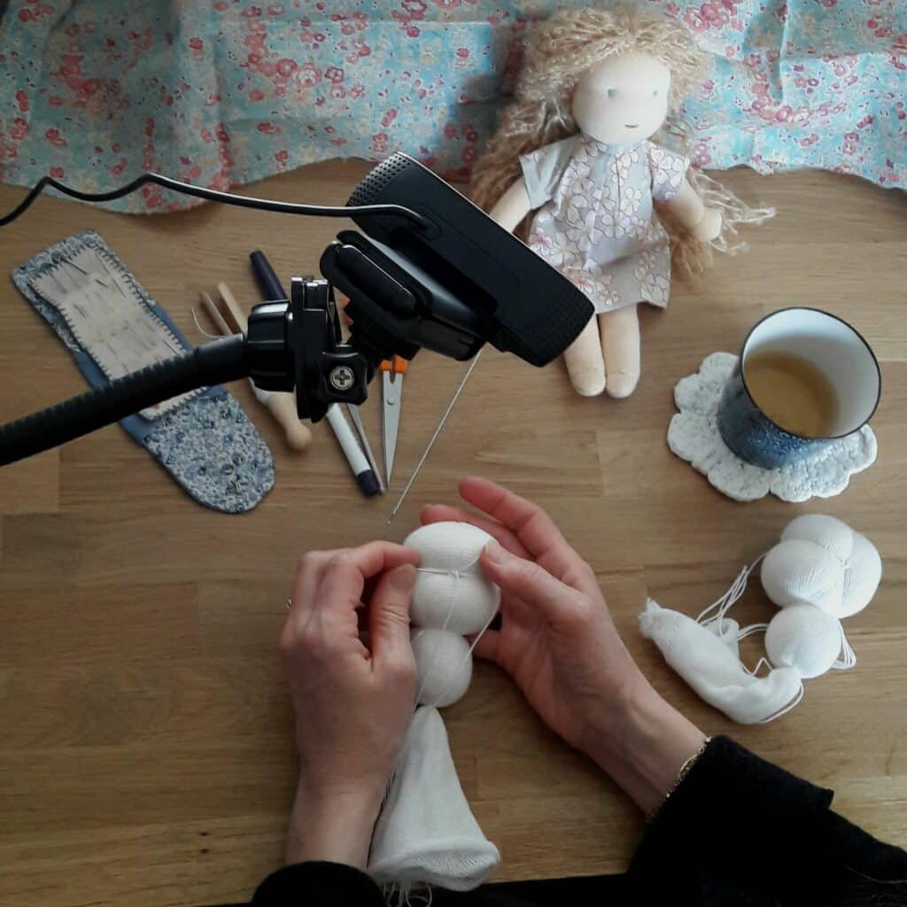 Pique & Colegram propose des cours à distance de broderie, des cours de couture à la main et des cours de poupées Waldorf.