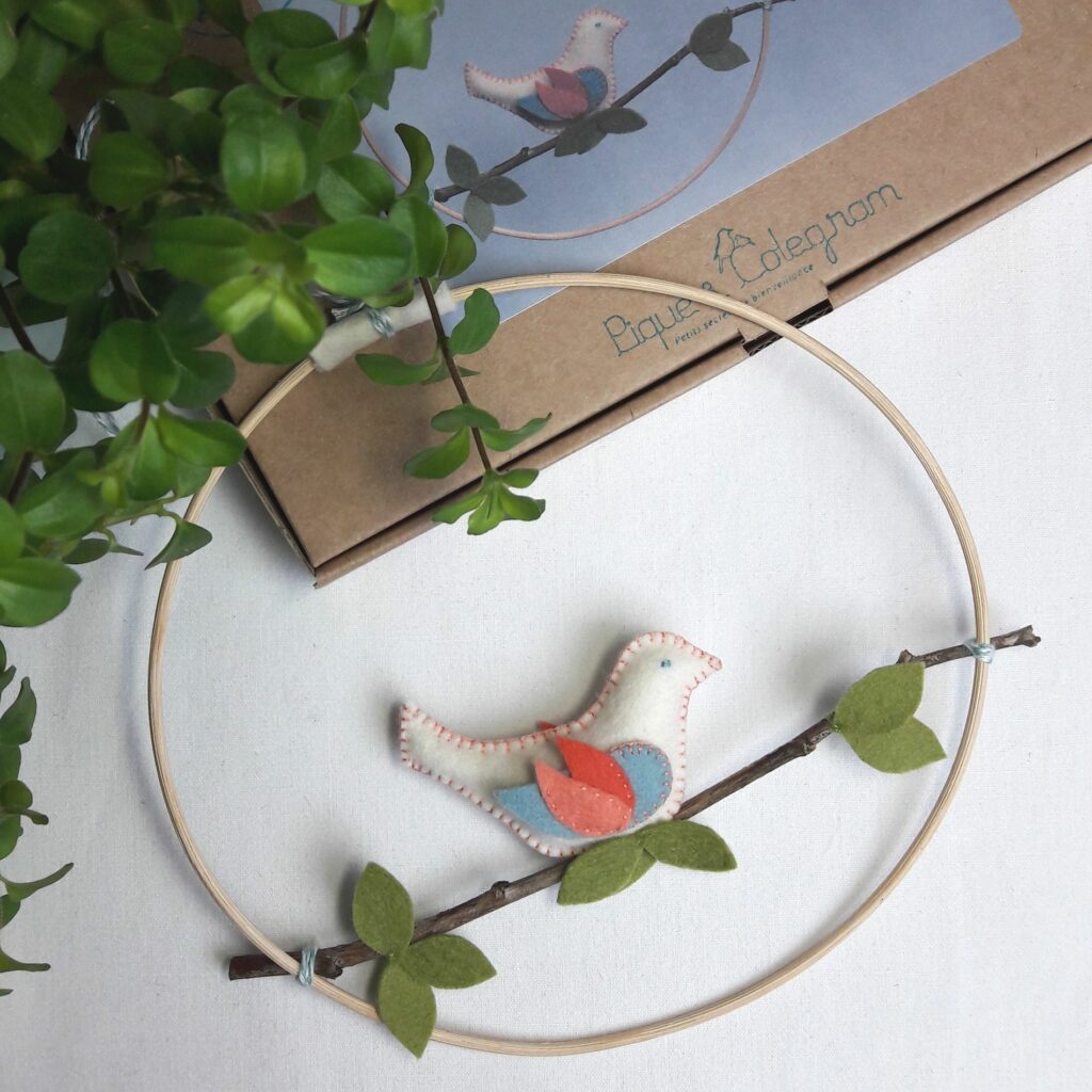 Chez Pique & Colegram vous trouvez des kits DIY de modèles décoratifs poétiques.