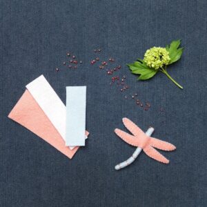 Le kit libellule corail en feutrine de laine, un kit feutrine accessible aux débutants