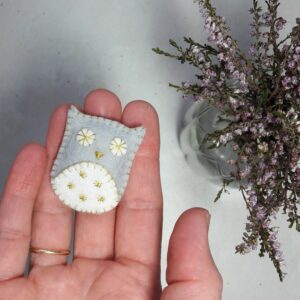 Le kit feutrine de la broche hibou en feutrine de laine, une création Pique & Colegram