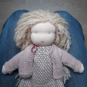 Le gilet tout doux est un kit tricot de Pique & Colegram pour les poupées Waldorf.