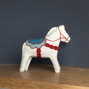 Le kit feutrine du cheval de Dala, un modèle à coudre et broder