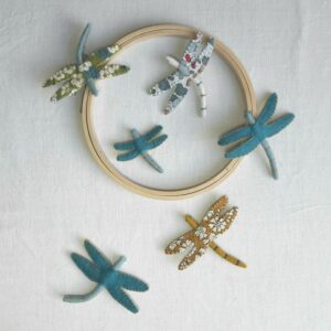 Le kit DIY de la libellule en Liberty, un accessoire poétique à confectionner soi-même