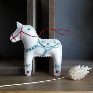 Le kit broderie des petits chevaux de Dala en feutrine de laine brodée est un modèle Pique & Colegram