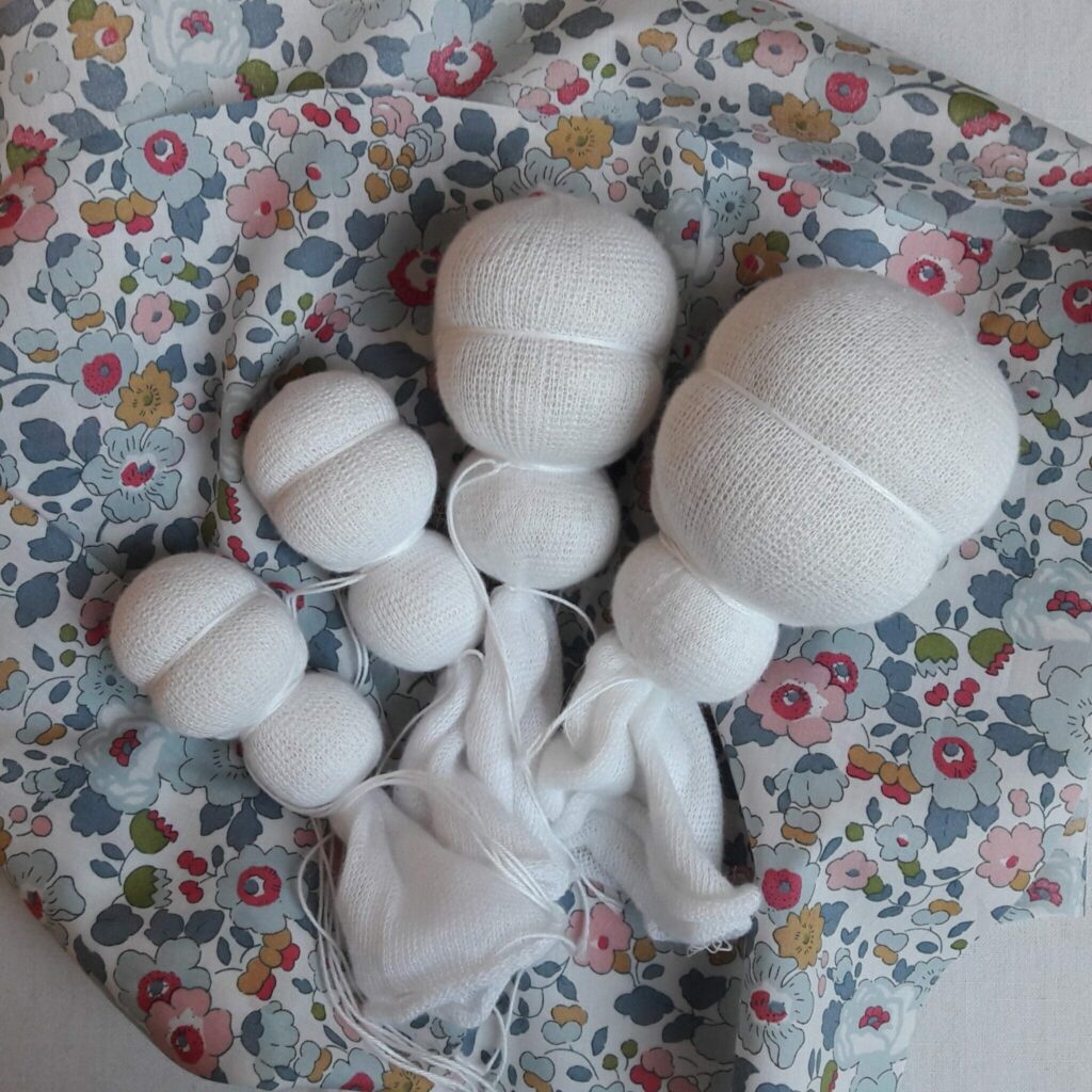 il y a différentes tailles de têtes de poupées, adaptées à la taille finale de la poupée.