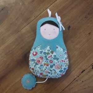 La poupée musicale Betsy, un kit couturePique & Colegram