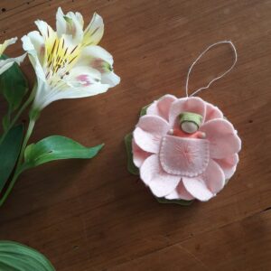 Le kit feutrine du bébé fleur, une création printanière de Pique & Colegram