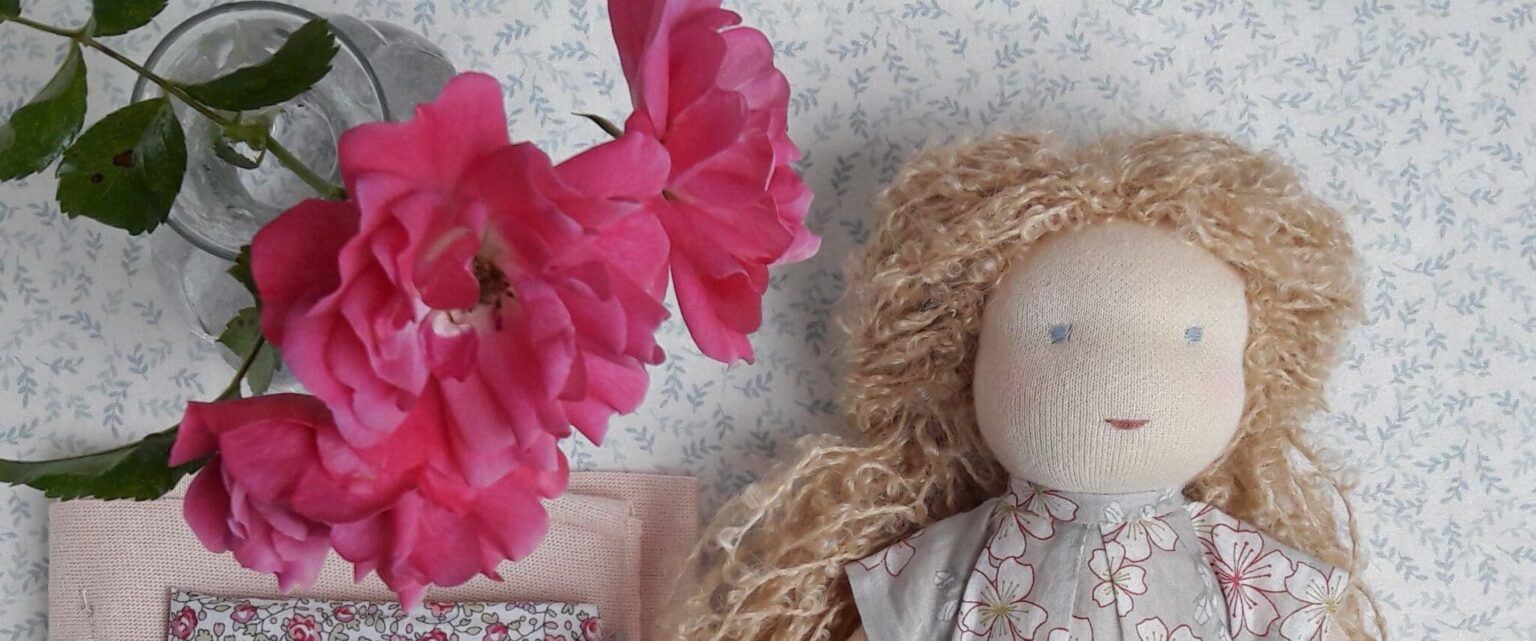Vous souhaitez acheter une poupée Waldorf? Pique & Colegram réalise des poupées Waldorf pour vos enfants!