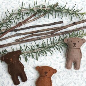Trois petits ours à confectionner soi-même en feutrine pure laine grâce au kit feutrine de Pique & Colegram