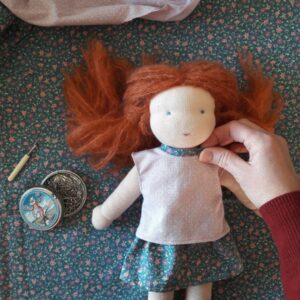 L'ensemble Rose est un modèle à coudre pour confectionner une jupe et une blouse pour les poupées 32cm