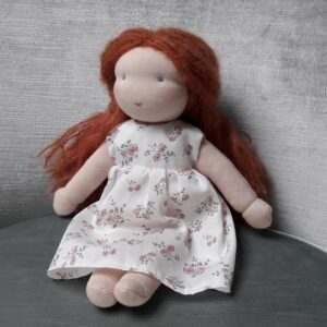 Le kit poupée Violette est un modèle de poupée Waldorf Pique & Colegram