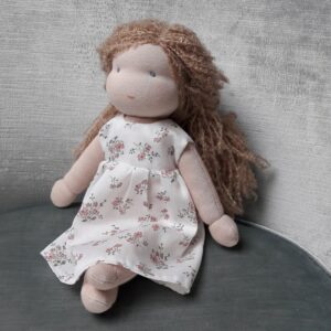Le kit poupée Iris est une poupée Waldorf à confectionner soi-même