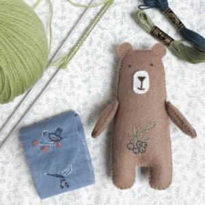 L'ours Arsène est un kit DIY de Pique & Colegram, un kit couture, broderie, tricot!