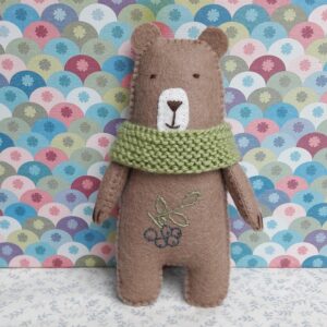 L'ours Arsène en feutrine de laine brodée, un kit couture et tricot de Pique & Colegram