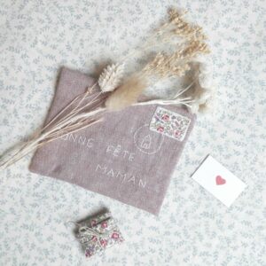 Le kit créatif de l'enveloppe mots doux rose de Pique & Colegram, de la couture et de la broderie!
