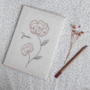Le carnet brodé Jardin à réaliser grâce au kit broderie de Pique & Colegram