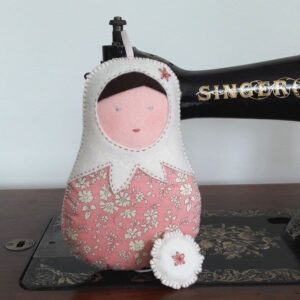 Poupée musicale Rose, un kit feutrine de laine et Liberty, une création Pique & Colegram
