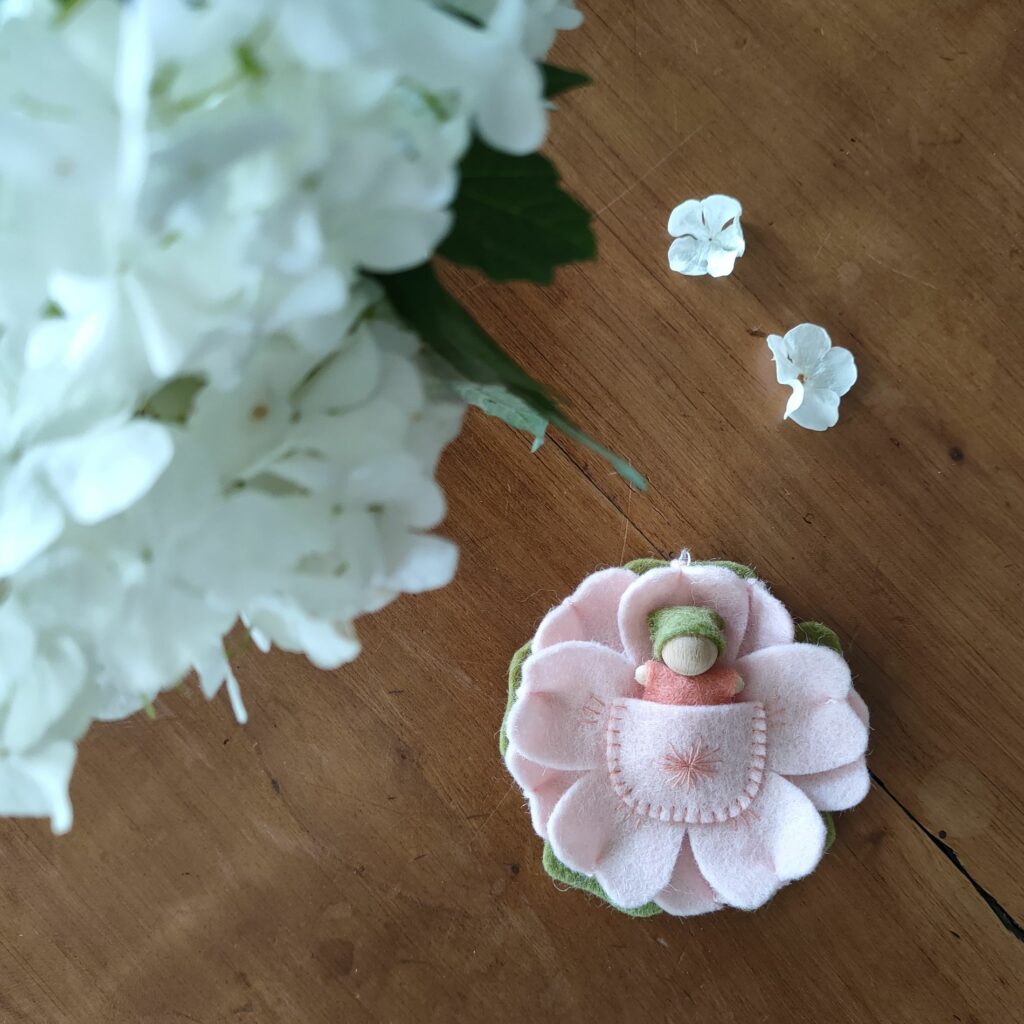 Pique & Colegram, ce sont des créations douces, des kits couture, des kits broderie et des ateliers pour confectionner ensemble.