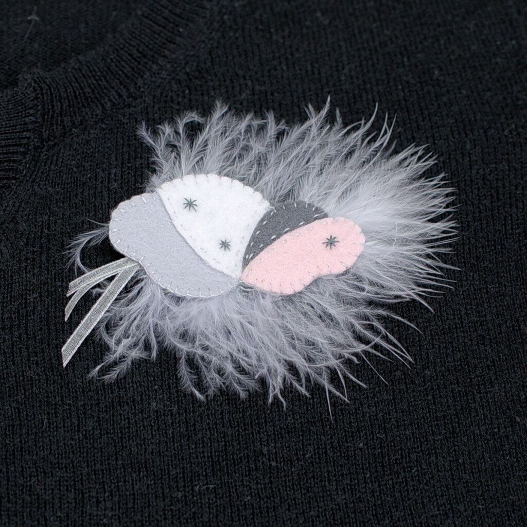La broche nuage grise et rose, un accessoire tout en légèreté, un kit feutrine Pique & Colegram