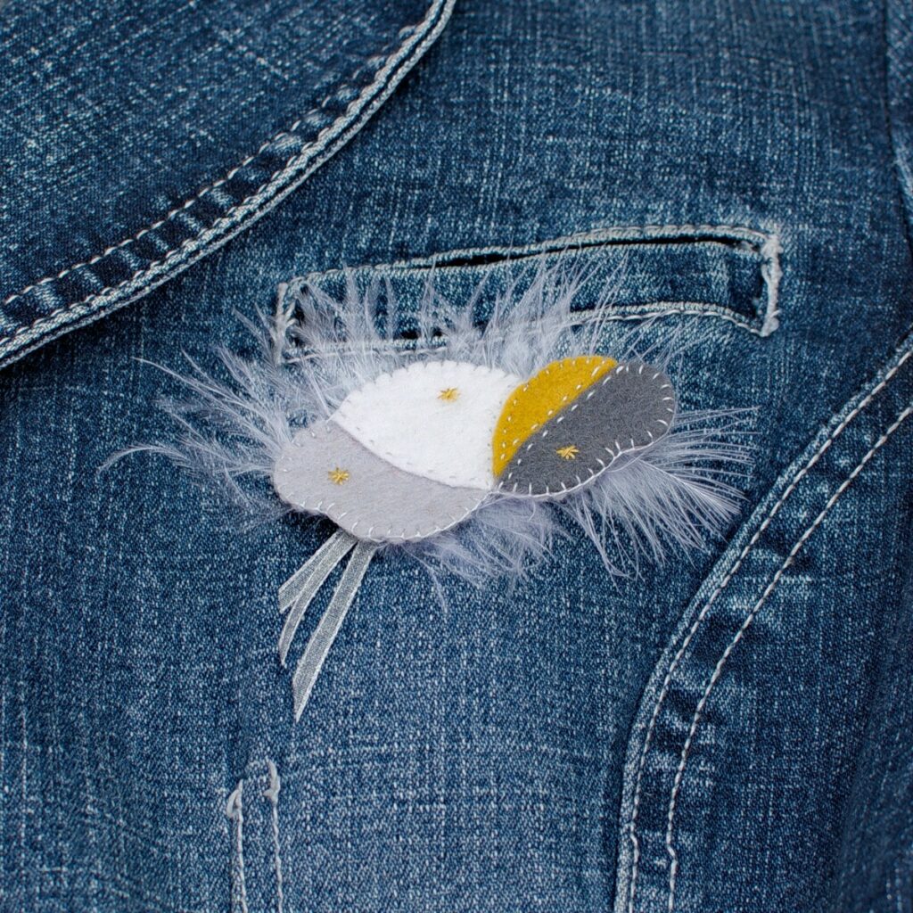 Le kit feutrine de la broche nuage grise et moutarde, à faire soi-même