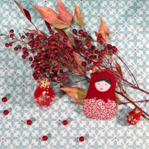 Le kit couturede la petite poupée russe rouge en feutrine de laine