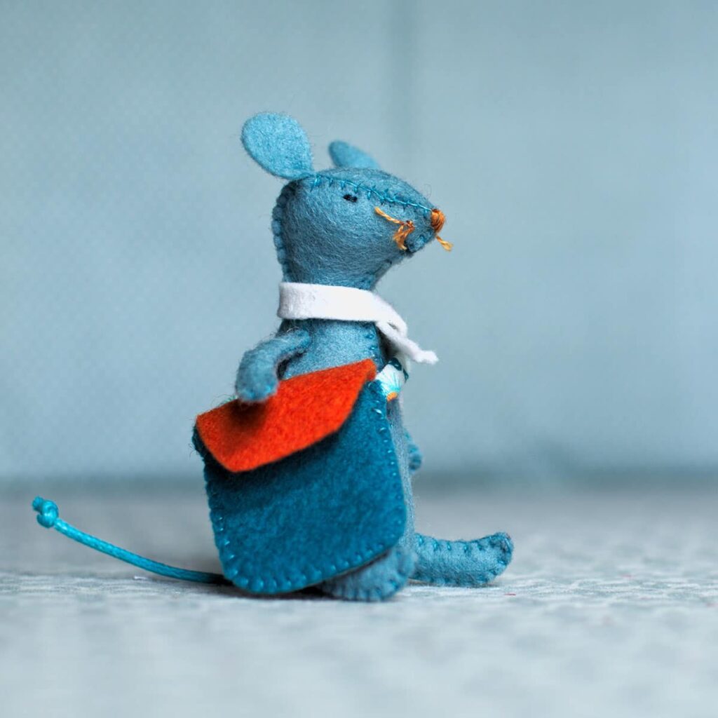 La souris pour les dents, un souris en feutrine de laine à confectionner grâce au kit feutrine de Pique & Colegram