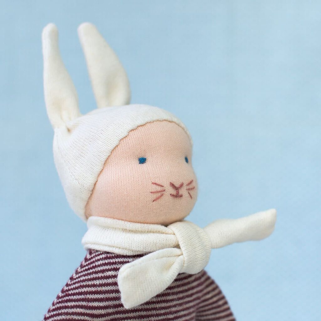 Le petit lapin rouge, un kit couture pour réaliser un doudou en matières naturelles