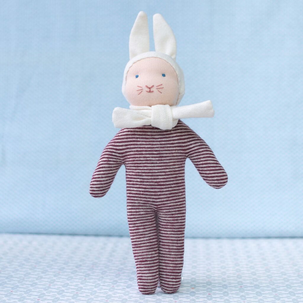 Le kit couture du petit lapin rouge, un doudou d'inspiration Waldorf
