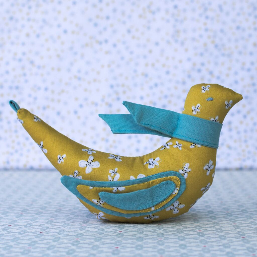 Le kit de l'oiseau chanteur, un objet d'éveil à réaliser soi-même grâce au kit couture Pique & Colegram