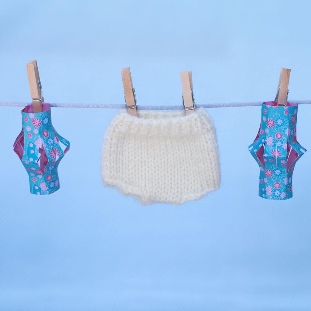 La petite culotte de laine est un patron de tricot pour les poupées Waldorf