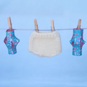 La petite culotte de laine est un patron de tricot pour les poupées Waldorf