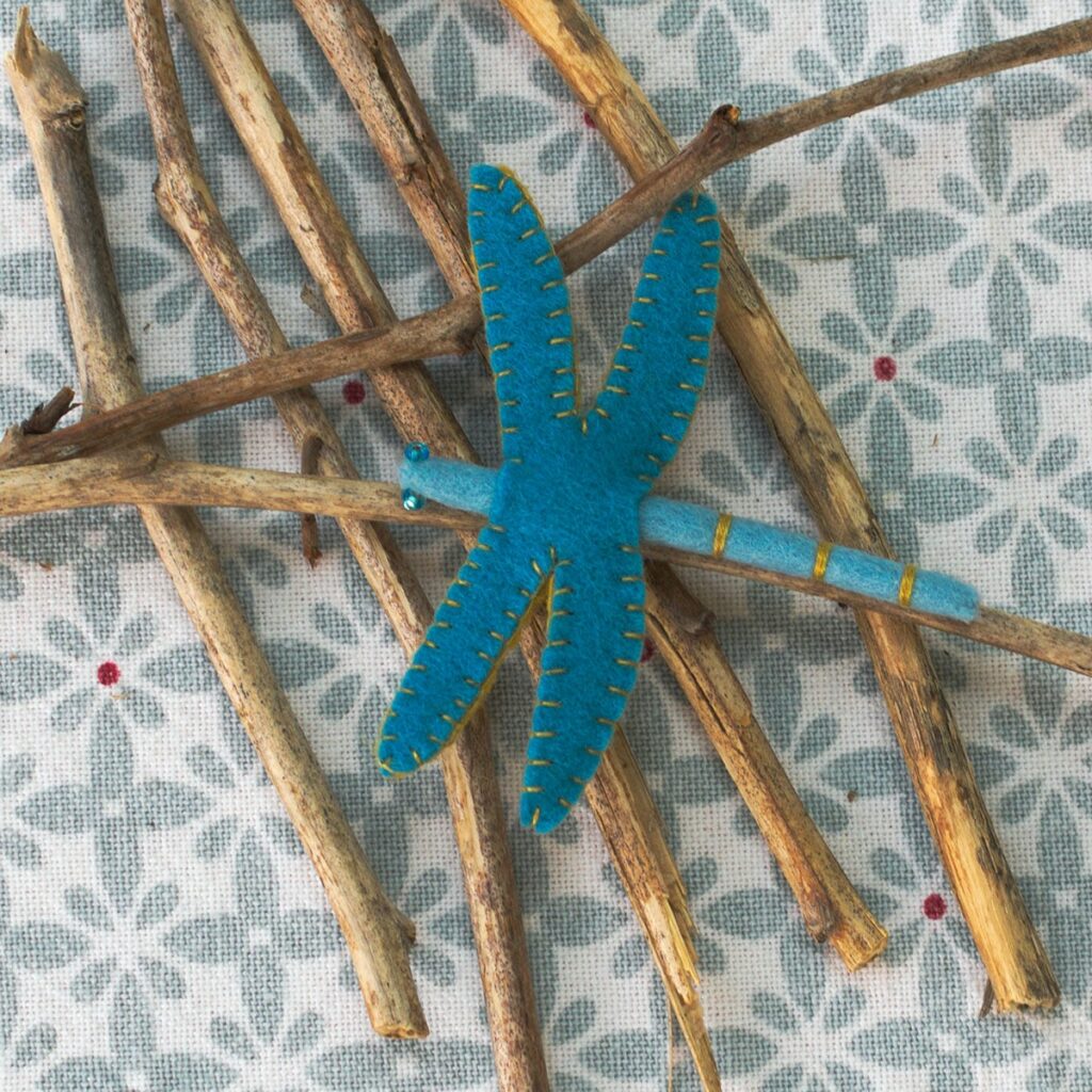 Le kit couture de la libellule bleue, un accessoire en feutrine pure laine