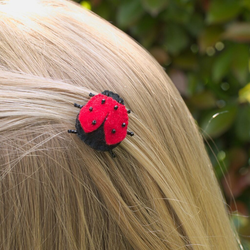 Le kit feutrine de la coccinelle à confectionner soi-même, à poser, porter en broche ou dans le cheveux