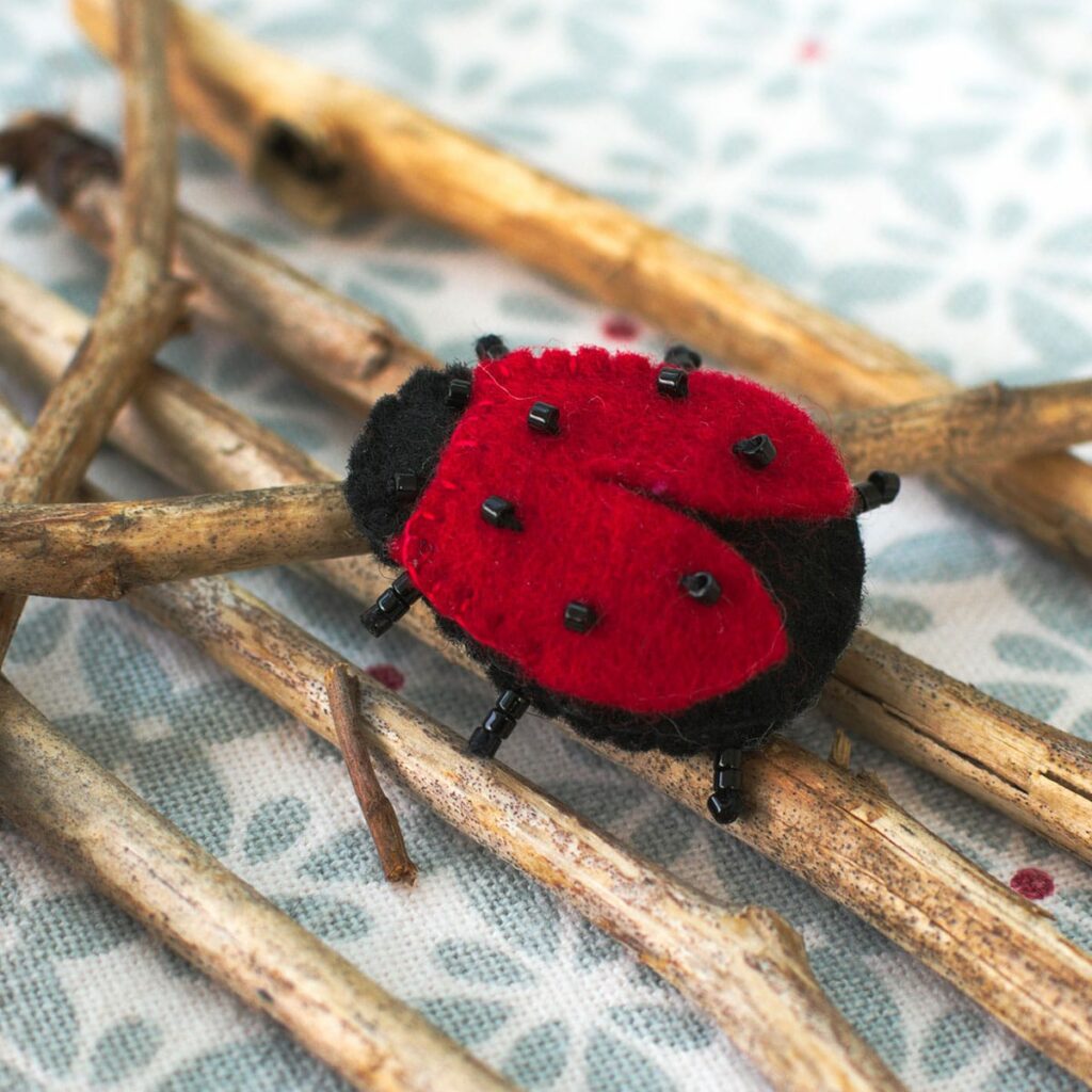 La coccinelle, un kit couture à la main, un accessoire en feutrine de laine et perles miyuki