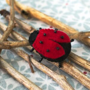 La coccinelle, un kit couture à la main, un accessoire en feutrine de laine et perles miyuki