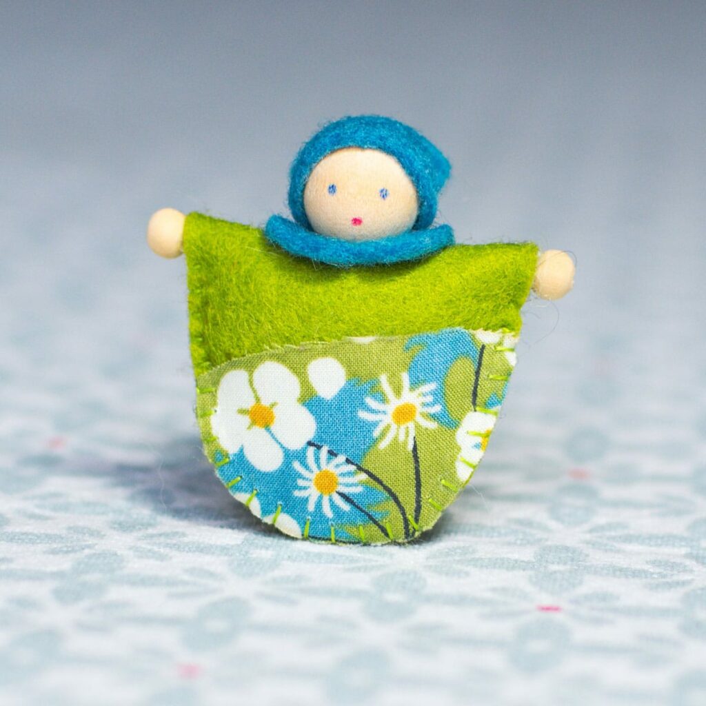 Le kit feutrine de la poupée broche en feutrine de laine, tissu Liberty et perles de bois, est un kit couture facile
