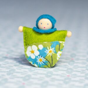 Le kit feutrine de la poupée broche en feutrine de laine, tissu Liberty et perles de bois, est un kit couture facile