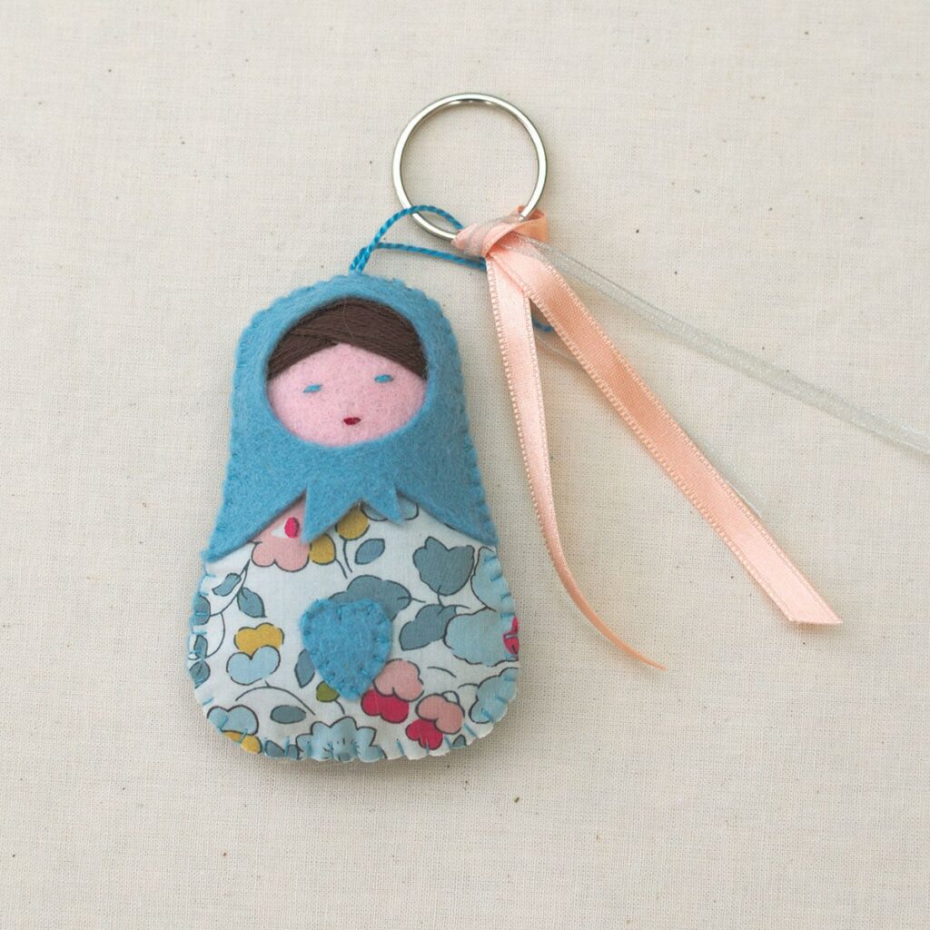 une petite poupée russe en feutrine de laine et Liberty, un modèle Pique & Colegram