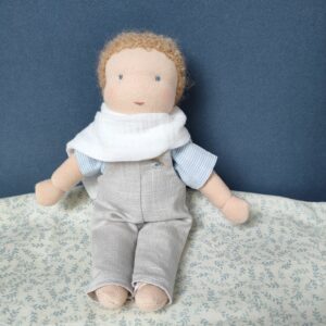 Le kit poupon Romarin est un kit couture de Pique & Colegram