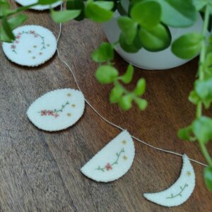 Le kit broderie de la guirlande Phases de lune, une création Pique & Colegram