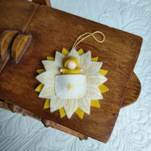 Le kit créatif du bébé soleil de Pique & Colegram est à la fois un kit couture et un kit broderie.