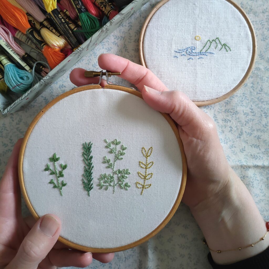 Chez Pique & Colegram, il y a des kits de broderie pour tous niveaux et toutes saisons.